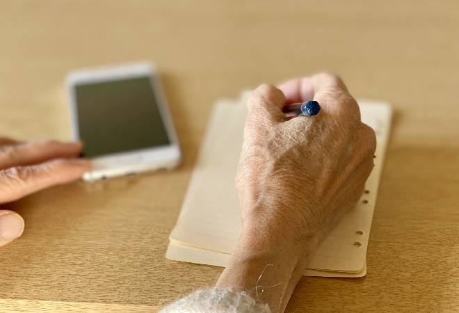 高齢の母親が通い始めたセミナーが怪しい|50代男性からの調査相談