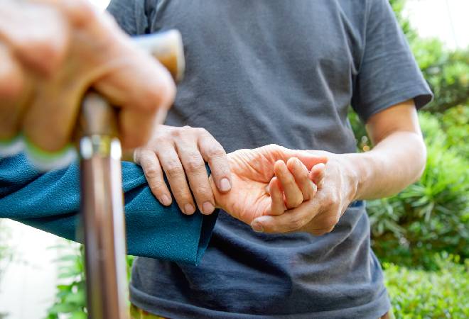 介護する男性の姿。